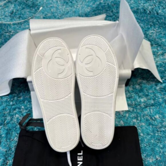 CHANEL Chanel Bow-Tie Round-Toe Low-Top Sneaker for Men, White - Picture 4 of 4